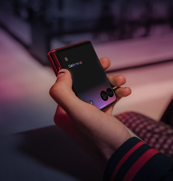 Buy the best flip smartphone with a durable design | Motorola Razr